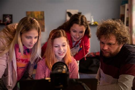 V síti online film .